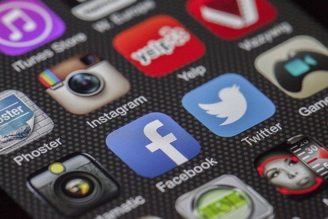 Social media mobile apps on digital device for internet users